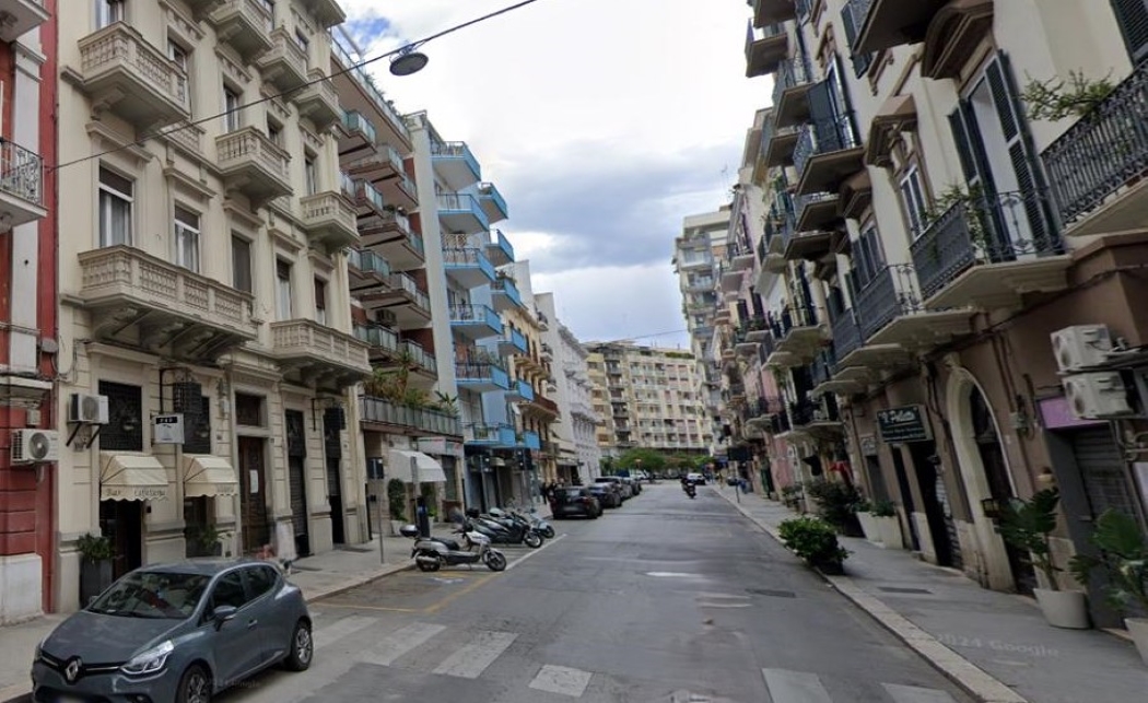 Bari centrale Madonnella Via Carulli ampio locale con due luci in vendita